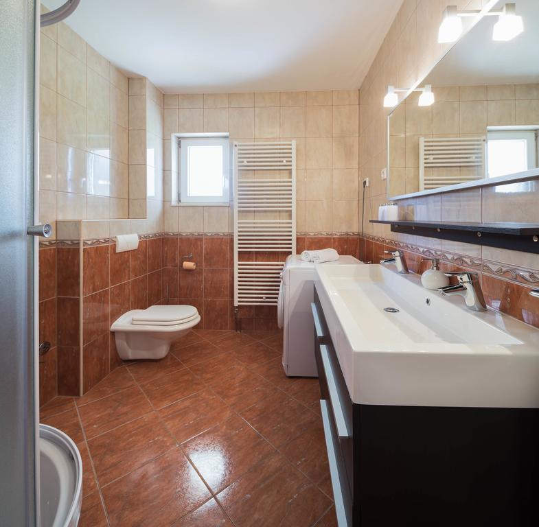 Beachfront Apartments Lara 오미스 외부 사진