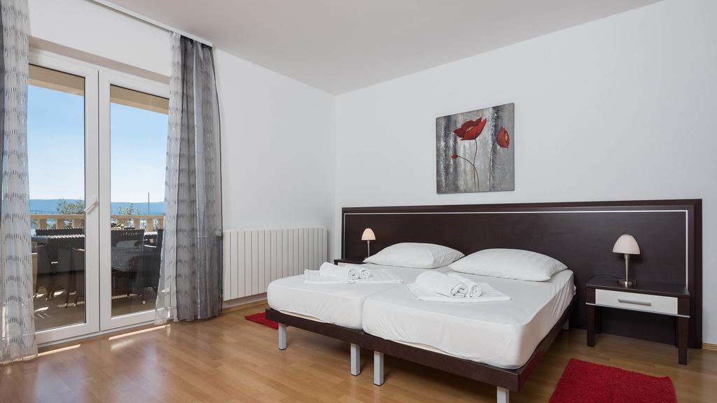 Beachfront Apartments Lara 오미스 외부 사진