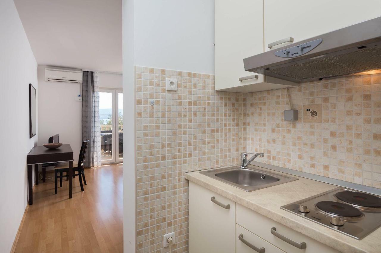Beachfront Apartments Lara 오미스 객실 사진