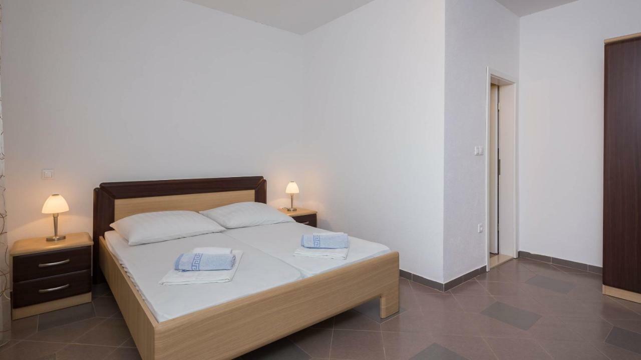 Beachfront Apartments Lara 오미스 객실 사진